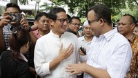 Peluang duet Gubernur DKI Jakarta Anies Baswedan dengan Menparekraf Sandiaga Uno bisa peluang pada Pilpres 2024. Sandiaga Salahudin Uno menggandeng mantan Menteri Pendidikan dan Kebudayaan Anis Baswedan usai sholat Jumat bersama di masjid Attaqwa Jakarta, Jumat (23/9/2016). Rachman Haryanto/detikcom