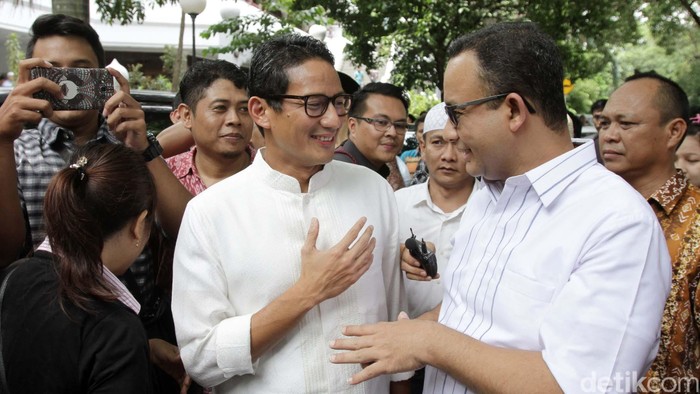 Sandiaga Salahudin Uno menggandeng mantan Menteri Pendidikan dan Kebudayaan Anis Baswedan usai sholat Jumat bersama di masjid Attaqwa Jakarta, Jumat (23/9/2016). Dalam pilkada DKI Jakarta kedua nama ini santer diberitakan akan berduet dan siap melawan pertahana Ahok Djarot dalam pilkada DKI Jakarta 2017 mendatang. (Foto: Rachman Haryanto/detikcom)