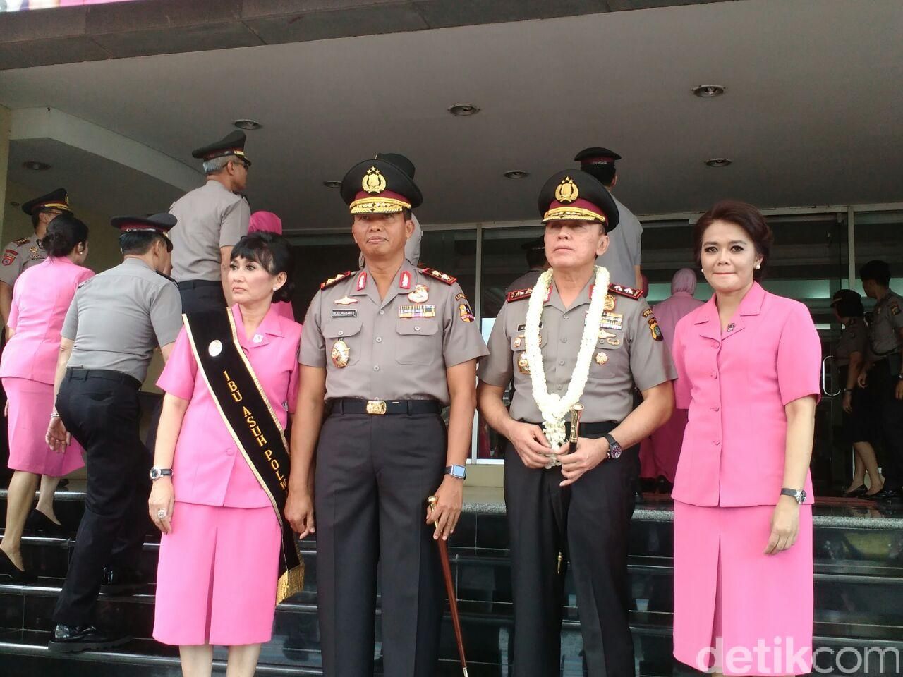  Irjen Pol Moechgiyarto dan istri serta Irjen M Iriawan dan istri foto bersama (Mei Amelia/detikcom)