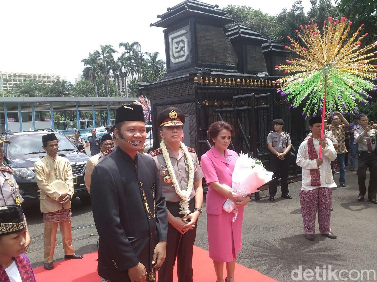 Irjen M Iriawan dan istri disambut ramah di Polda Metro Jaya (Mei Amelia/detikcom)