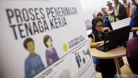 Para pencari kerja berdatangan untuk mencari pekerjaan yang diidamkannya.