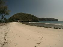 Pesona Pantai Lawar, Harta Karun di Ujung Barat Sumbawa