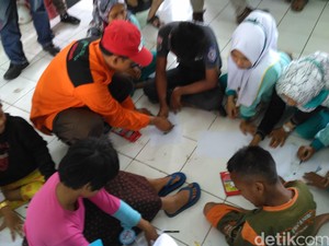 Anak-anak Korban Banjir Bandang di Garut Hilangkan Trauma dengan Bermain