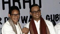 Anies-Sandiaga diusung oleh Gerindra yang memiliki 15 kursi dan PKS dengan 11 kursi. Dengan adanya 26 kursi, syarat minimal 22 kursi di DKI terpenuhi.