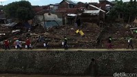 Sejumlah rumah rata dengan tanah akibat tersapu air bah.
