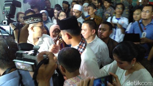 Foto: Agus dan Annisa keluar dari kantor KPU DKI (Dony/detikfoto)
