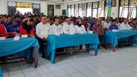 Taufik Kurniawan yang duduk diapit oleh Wahyu Kristianto dan Saeful Muzad mendaftar ke KPUD Banjarnegera. Ist/PAN.