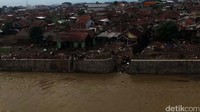 Sampat saat ini, puluhan korban banjir masih dicari.