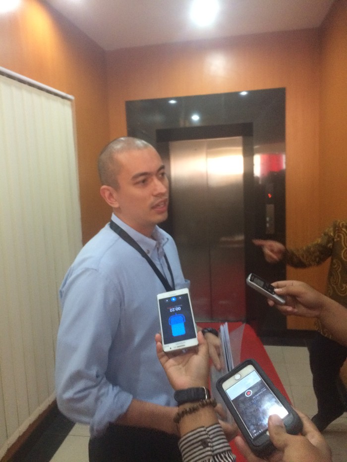 Staf Ahok Rian Ernest Serahkan Kelengkapan Berkas Cagub ke KPU DKI