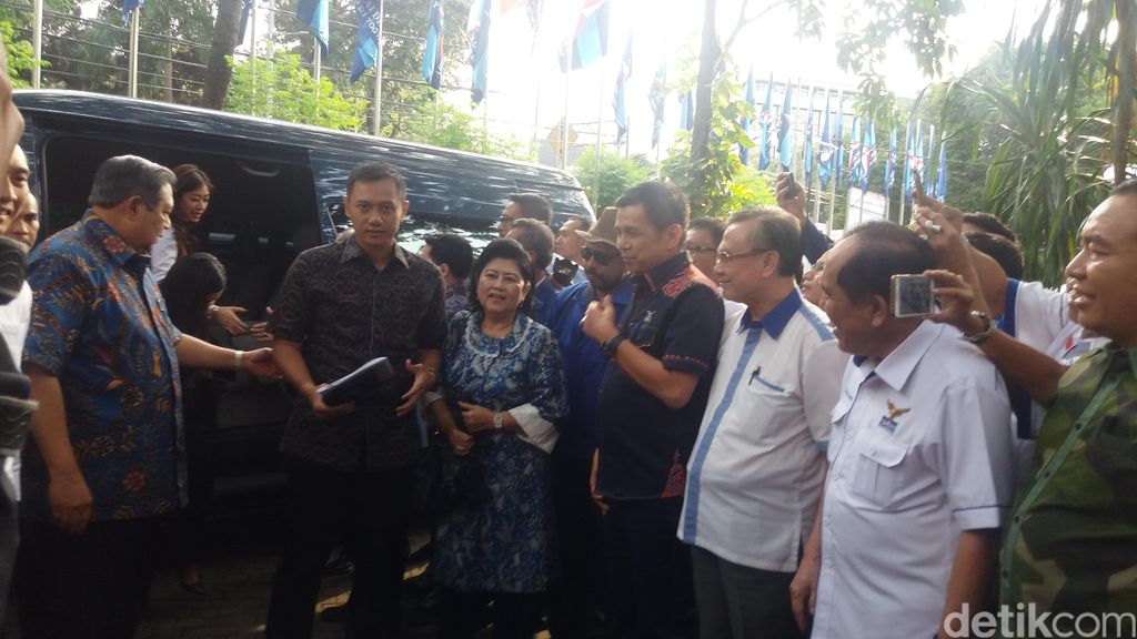 Agus Harimurti ditemani istrina Annisa Pohan tiba di kantor DPP Partai Demokrat (Foto: Arief Ikhsanudin/detikcom)
