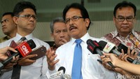 Sofyan Djalil didampingi Wakil Ketua KPK Laode M Syarif memberikan keterangan pers usai pertemuan.