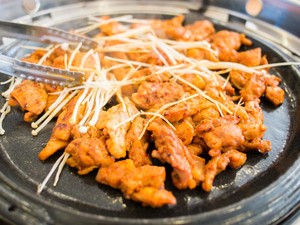 Nikmati Dak Galbi Berbumbu Gurih Pedas Khas Negeri Ginseng di Sini