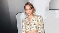 Lily tampil menawan dengan crop jaket dan celana hitam, serta heels. Frederick M. Brown/Getty Images/detikFoto.