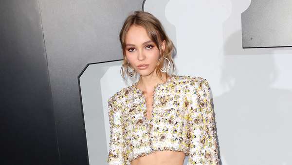 Seksinya Putri Johnny Depp Pamer Perut Rata Seksinya Putri Johnny Depp Pamer Perut Rata
