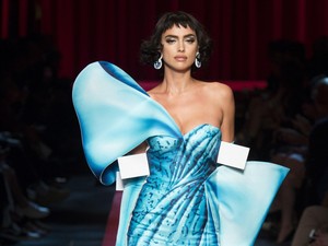 Keunikan Koleksi Moschino Hadirkan Boneka Kertas & Pil di Milan Fashion Week