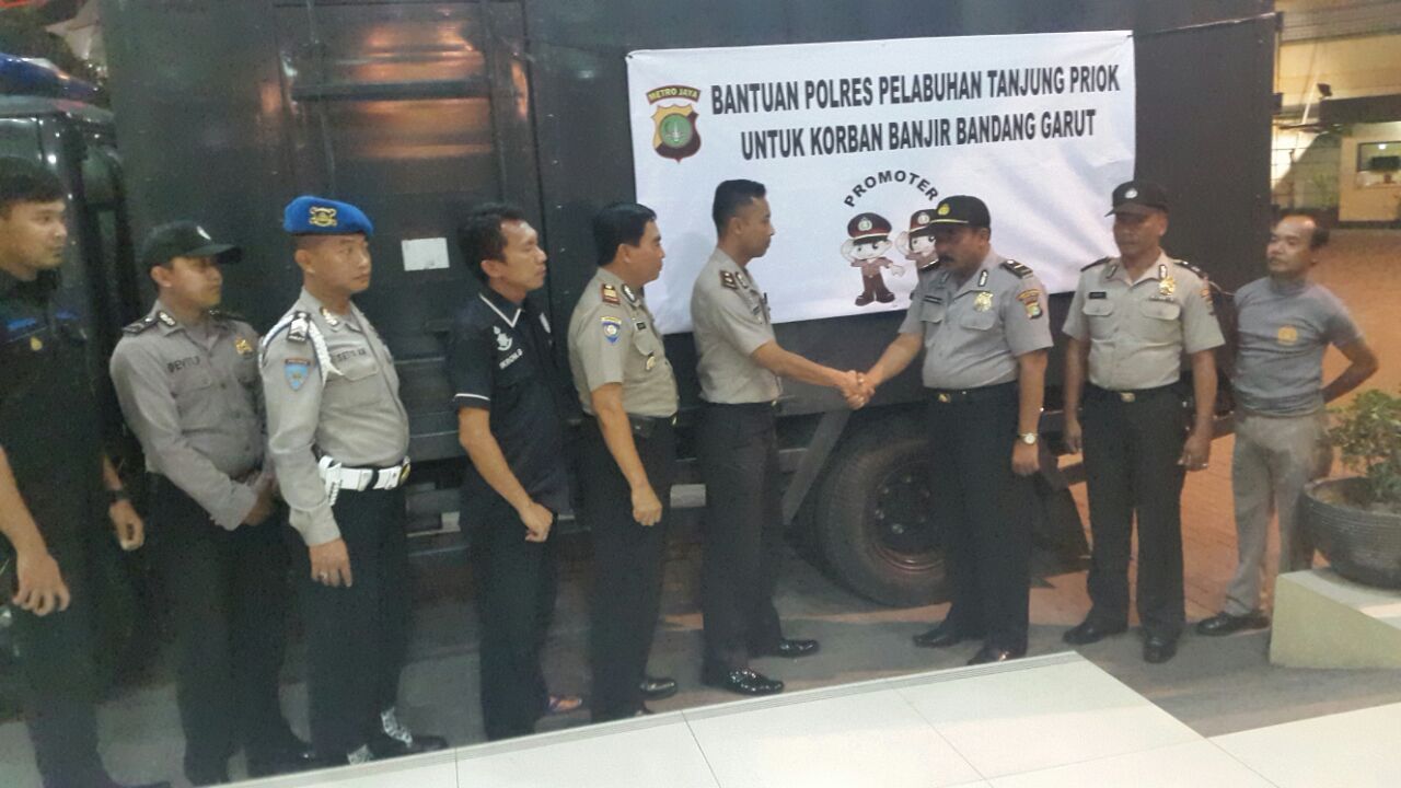 Polres Pelabuhan Tanjung Priok Bagikan Bantuan untuk Korban Banijr Garut (Istimewa)