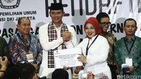 Duet Agus-Sylviana saat datangi KPU DKI Jalan Salemba Raya, Jakarta Pusat, Jumat (23/9/2016).