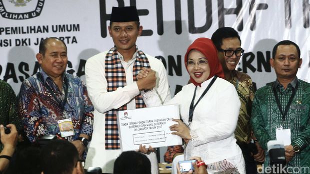 Foto: Agus-Sylviana resmi mendaftar di KPU DKI (Hasan Alhabsy/detikfoto)