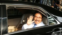 Sofyan Djalil melambaikan tangan dari dalam mobilnya sesaat sebelum meninggalkan gedung KPK.