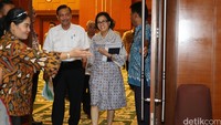 Menteri Keuangan Sri Mulyani dan Menteri Koordinator (Menko) Kemaritiman sekaligus Plt Menteri ESDM Luhut Panjaitan memasuki ruang konfrensi press. Beleid Peraturan Pemerintah (PP) Nomor 79 Tahun 2010 mengatur tentang biaya operasi yang dapat dikembalikan (cost recovery) dan perpajakan bagi industri hulu minyak dan gas bumi (migas).
