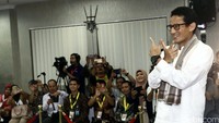 Sebelum melakukan prosesi pendaftaran Sandiaga berpose di depan media.