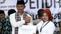 Sebelumnya, pasangan Ahok-Djarot sudah lebih dulu mendaftar sebagai cagub-cawagub DKI Jakarta. Kemudian setelah Agus-Sylviana, akan mendaftar pasangan Anies Baswedan-Sandiaga Uno. Dengan begitu ada tiga pasangan calon di Pilgub DKI 2017.