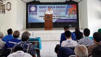 Waketum DPP PAN Taufik Kurniawan menyampaikan orasi politik sebelum berangkat menuju KPUD Banjarnegera. Ist/PAN.