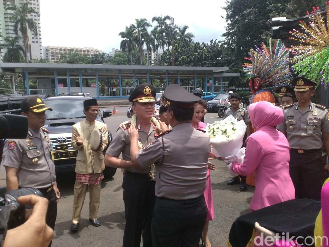  Irjen Pol Moechgiyarto menyambut Irjen M Iriawan dengan kalungan bunga (Mei Amelia/detikcom)