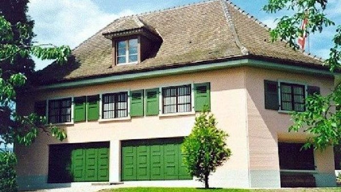 Siapa Sangka, Rumah Bercat Pink di Swiss Ini Adalah Benteng Militer