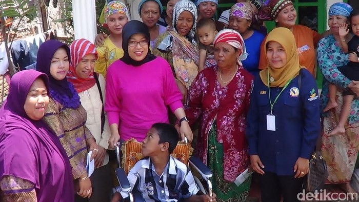 Anak Difabel ini Sumringah Dapat Hadiah Kursi Roda