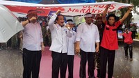 Ditengah guyuran hujan, Waketum DPP PAN Taufik Kurniawan mengantar pasangan cabup/cawabup Wahyu Kristianto-Saeful Muzad ke KPUD Banjarnegera. Ist/PAN.