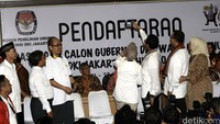 (Ki-ka) Nur Asia, Sandiaga, Anies, dan Fery Farhati selfie dengan latar belakang para hadirin.