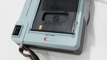 Kamera ini memiliki beberapa pilihan tipe dan warna, di antaranya mint, putih, orange. Foto: Enche Tjin/Info Fotografi