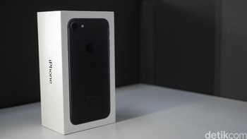 Salah satu varian warna di iPhone 7 adalah black, yaitu hitam dan tak mengkilap alias doff. Ada juga varian lain bernama jet black, yang hitam dan mengkilap. Foto: detikINET - Anggoro Suryo Jati
