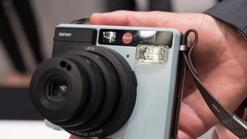 Desain kamera ini dirancang di Jerman, namun dibuat di China. Saat digenggam, Leica Sofort termasuk kamera yang ringan. Foto: Enche Tjin/Info Fotografi