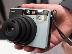 Mengulik Kamera Cetak Instan Leica Sofort