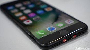 Apple juga melakukan perubahan pada tombol Home, yang tak lagi berbentuk tombol fisik, melainkan hanya kaca yang dilengkapi taptic engine sehingga bisa mensimulasikan tekanan pada tombol fisik. Foto: detikINET - Anggoro Suryo Jati