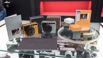 Aksesoris yang tersedia antara lain carrying straps, soft carrying cased, photo presenter and postcards, photo abum, storage boxes. Foto: Enche Tjin/Info Fotografi