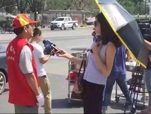 Wartawan China Diskors karena Pakai Payung dan Kacamata Hitam Saat Wawancara