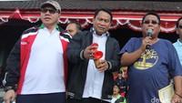 Bupati Lombok Tengah Moh. Suhaili (kanan) didampingi Ketuan Umum Dewan Pengurus Pusat (DPP) Pemuda Tani Indonesia yang juga ketua Komisi V DPR RI,  Fary Djemy Francis (tengah) dan anggota Komisi XI  DPR RI Fraksi Gerindra Willgo Zainar membuka Festival Tani Nusantara 2016.
