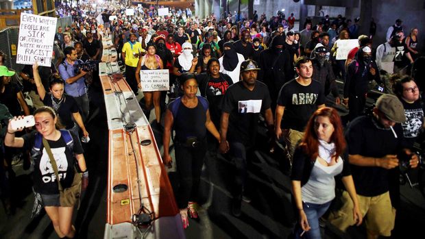 Demonstran lainnya menggelar aksi damai di pusat kota Charlotte (REUTERS/Mike Blake)