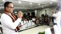 Anies memberikan salam kepada Ketua KPU DKI Sumarno dan jajarannya. Sementara Sandiaga tampak menyapa pendukungnya.