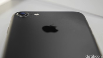 Dibandingkan dengan iPhone generasi sebelumnya, tonjolan kamera di iPhone 7 terlihat lebih besar. Foto: detikINET - Anggoro Suryo Jati