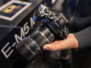 Dua Lensa Pro Cincin Biru Olympus