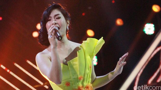 Felicia Pacar Imut Kaesang, Heboh Rina Nose Lepas Hijab