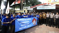 Aparat kepolisian berjaga di depan KPU DKI.
