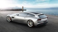 Bagian belakang GTC4Lusso T.  Mobil ini juga menawarkan kenyamanan serta kesan elegan nan sporty kepada penggunanya yang dihasilkan dari kombinasi satu roda belakang, four-wheel steering, bobot keseluruhan yang lebih ringan dan menambah beban di bagian belakang. Foto: Ferrari