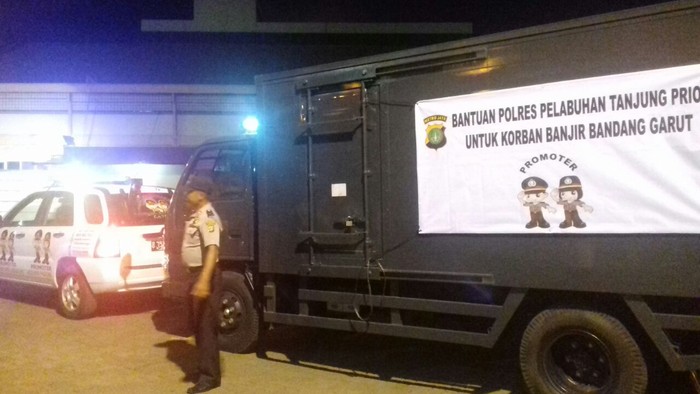 Polres Pelabuhan Priok Salurkan Bantuan Bagi Korban Banjir Bandang di Garut