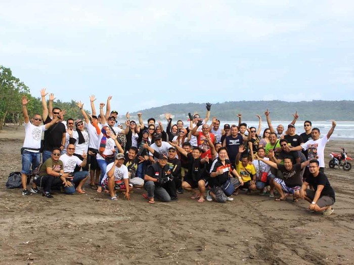 Komunitas Moge Bersih-bersih Pantai Pangandaran