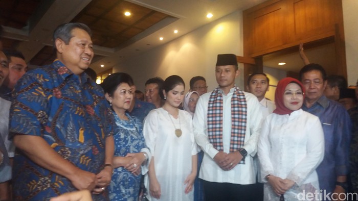 Bang Agus dan Mpok Sylvi Tiba di KPU DKI